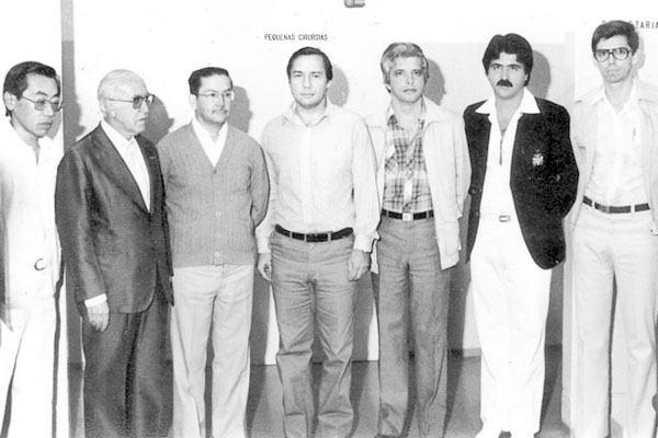 Esta foto tem cerca de 30 anos e foi tirada nas dependências do Hospital Regional de Franca durante um evento que reuniu médicos e autoridades. Aparecem, da esquerda para a direita um médico não identificado e, logo a seguir, o médico Antônio Peixe, Orlan